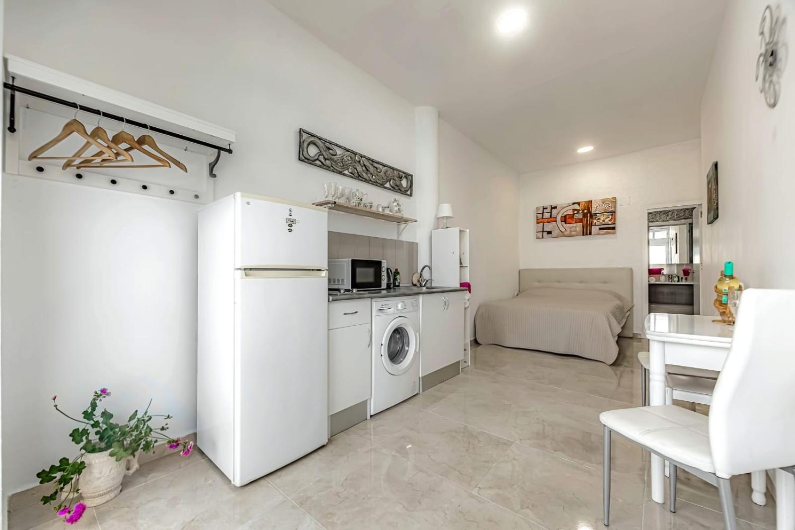 Apartment On Pinta Beach Адехе Екстериор снимка