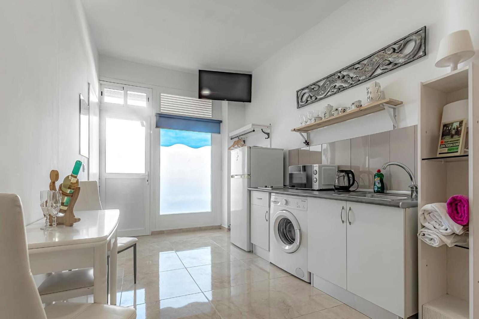 Apartment On Pinta Beach Адехе Екстериор снимка