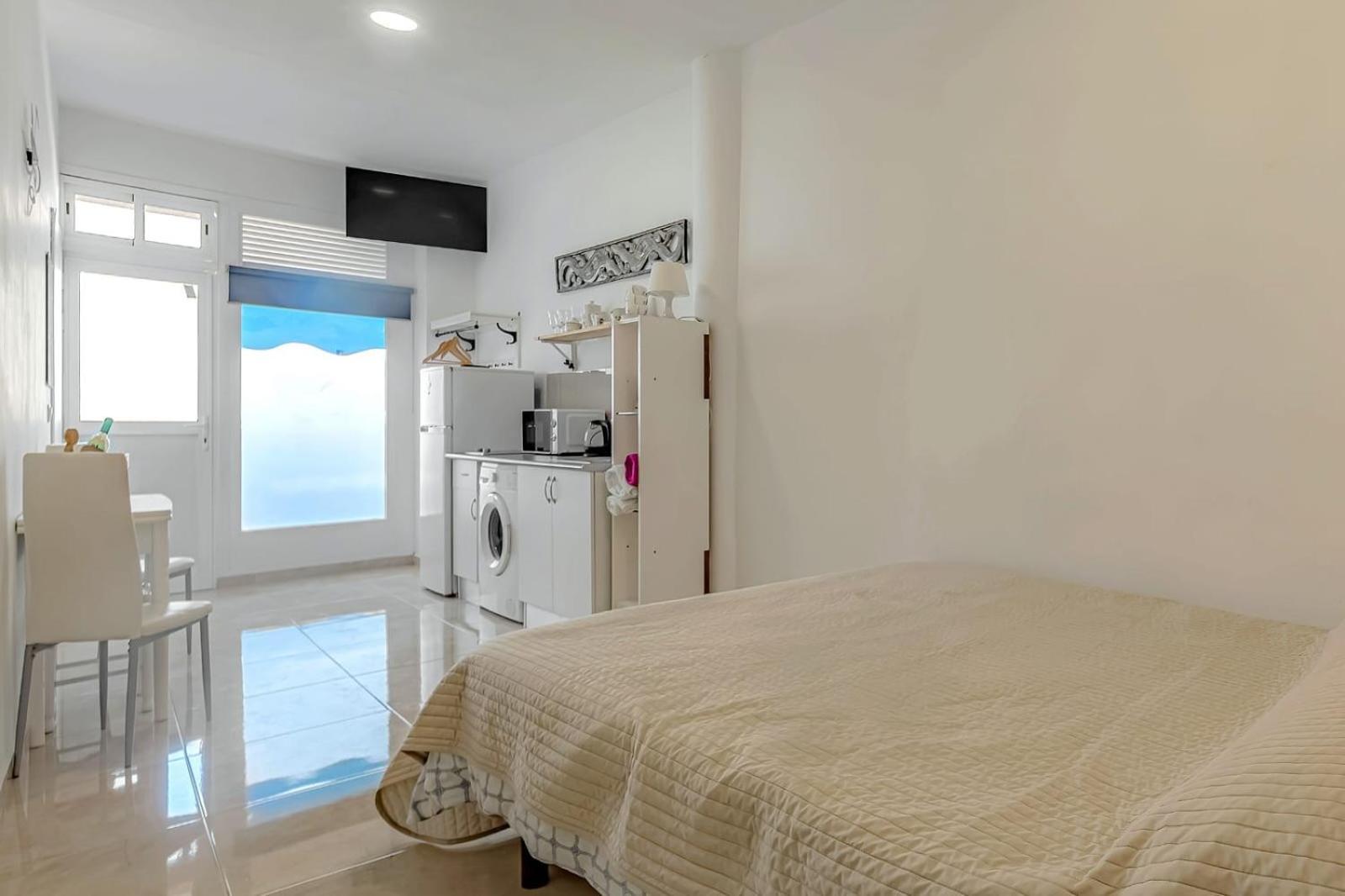 Apartment On Pinta Beach Адехе Екстериор снимка