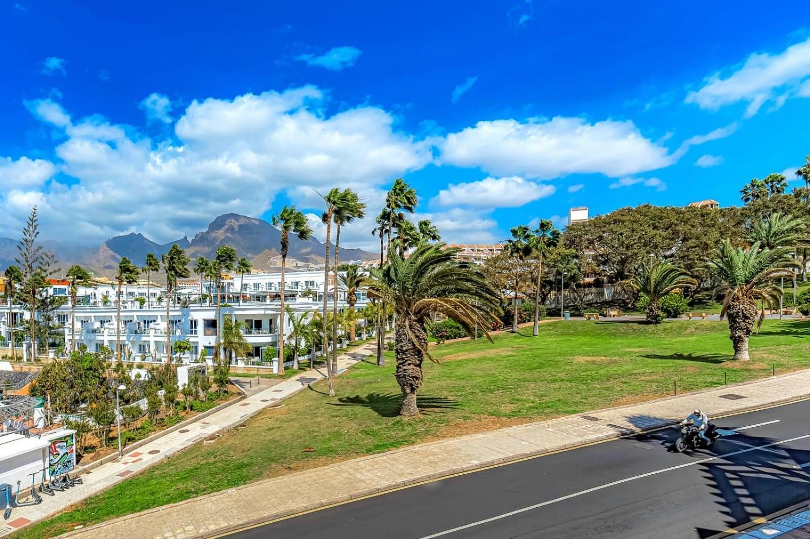 Apartment On Pinta Beach Адехе Екстериор снимка